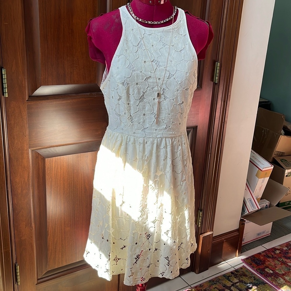 Lauren Conrad   Dress  Sleeveless  high neck lace overlay   ivory cream   Size 8